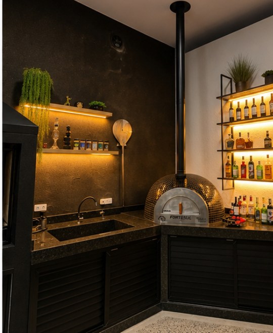 Área do bar com prateleiras iluminadas, pia e forno de pizza Fortesul